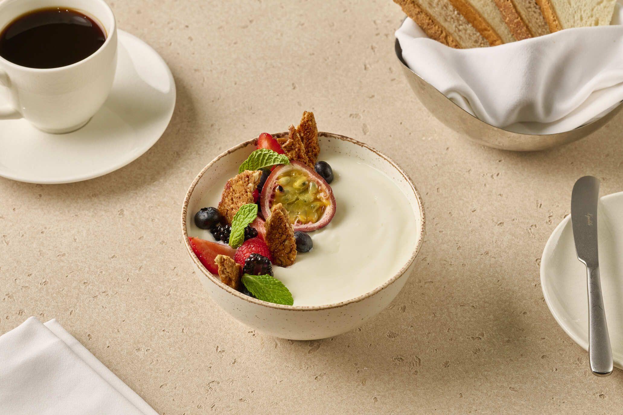 BERRY NUTTY YOGHURT